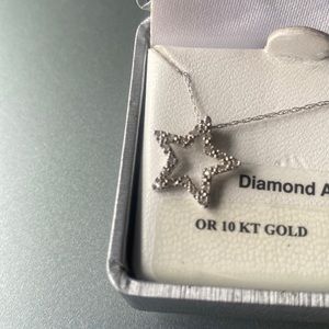 15 » white gold chain with diamond accented star pendant.